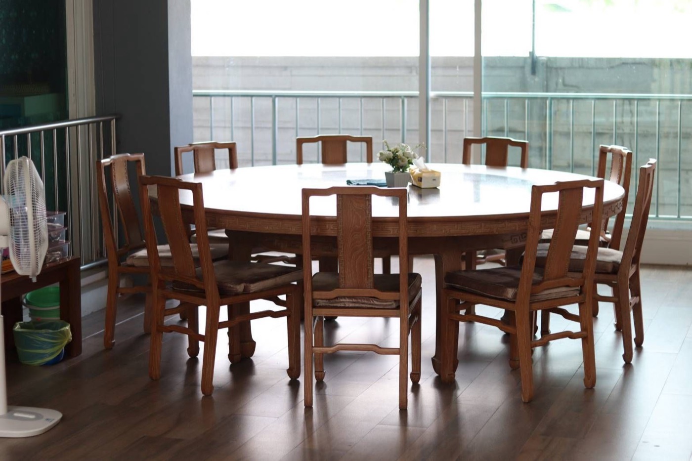 Round dining table